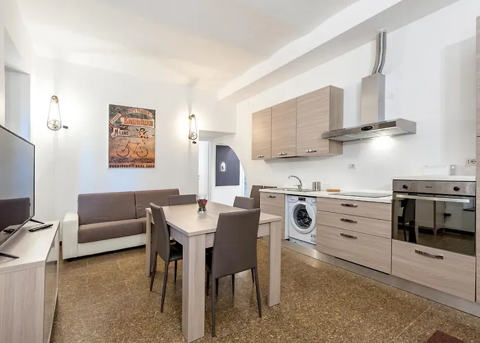 Apartment Tour De *
